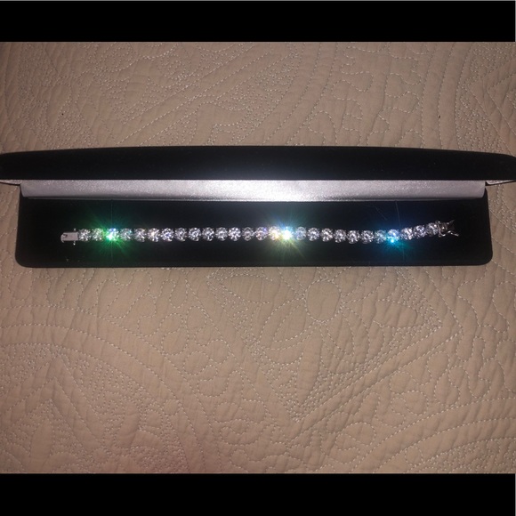 Cubic zirconia tennis bracelet - Picture 2 of 7